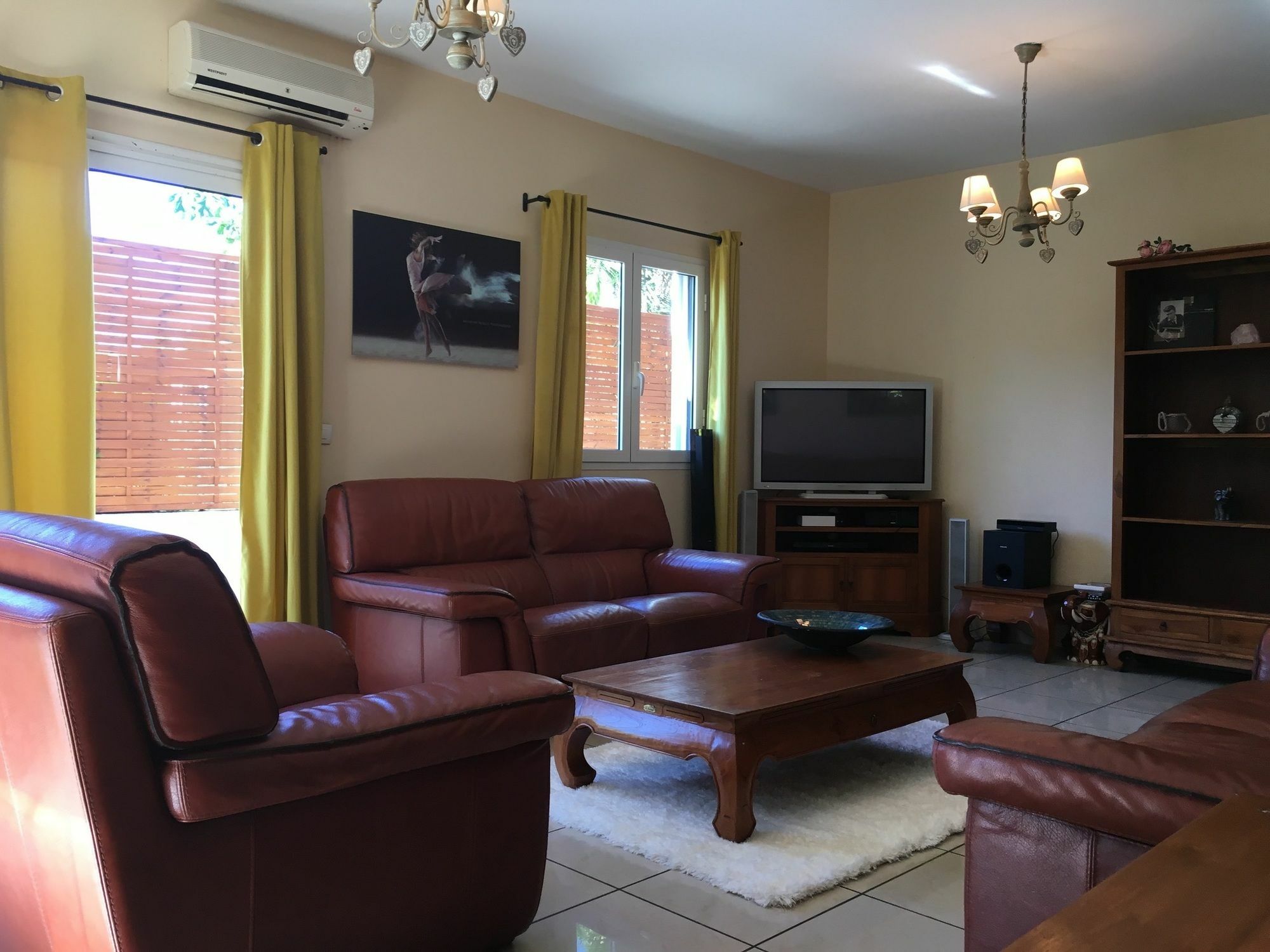 House With 5 Rooms In Etang Sale, With Wonderful Mountain View, Enclos Bagian luar foto
