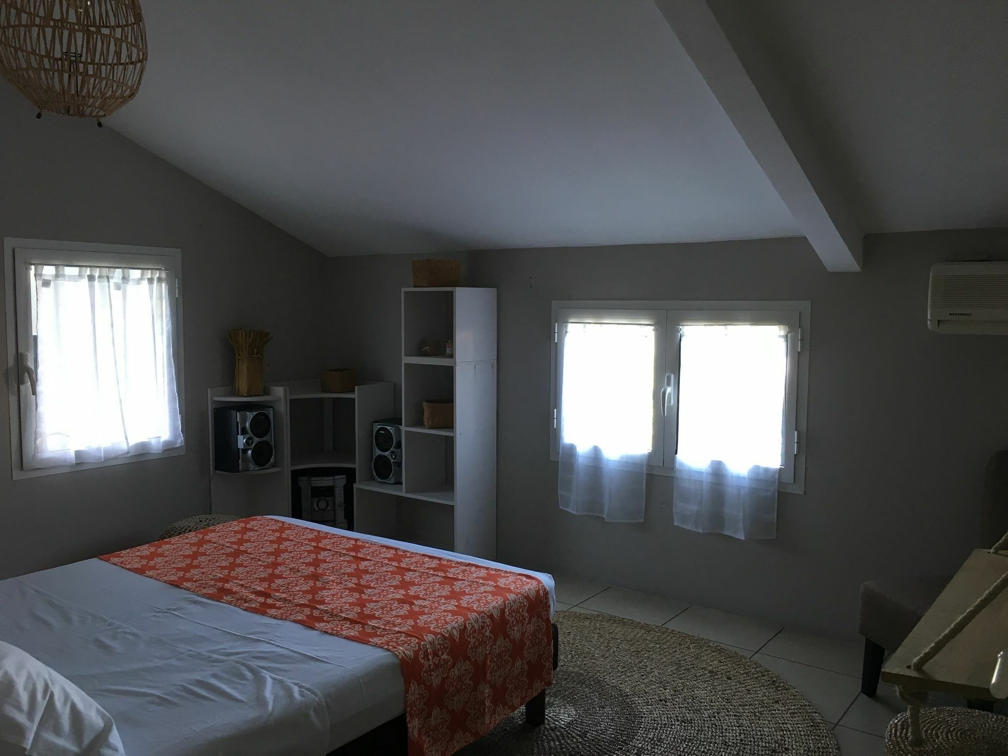 House With 5 Rooms In Etang Sale, With Wonderful Mountain View, Enclos Bagian luar foto