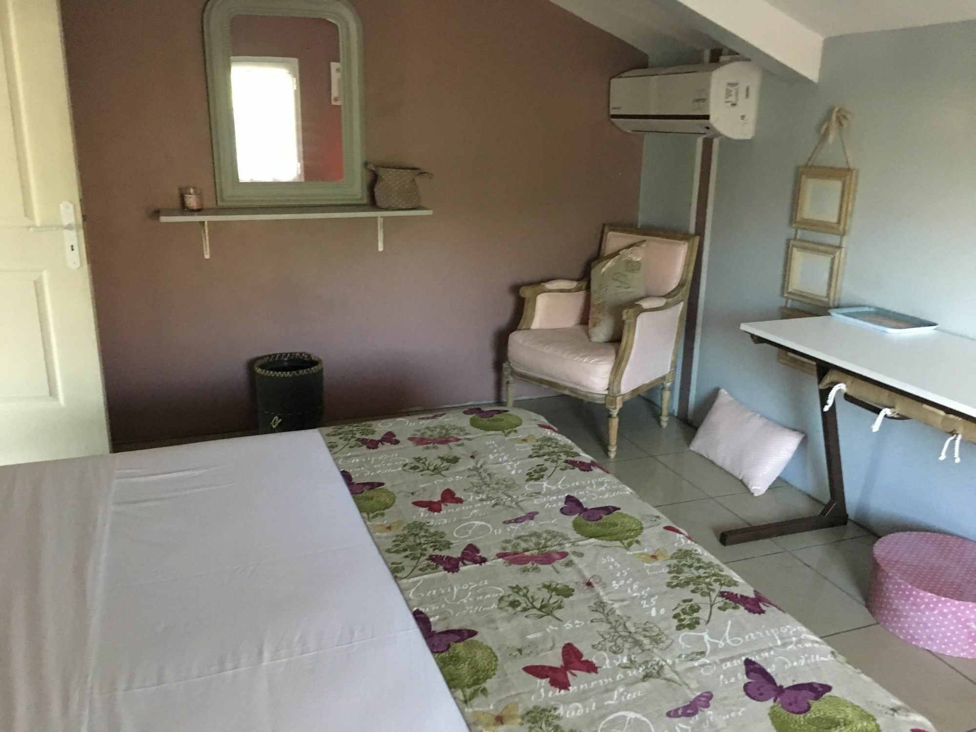 House With 5 Rooms In Etang Sale, With Wonderful Mountain View, Enclos Bagian luar foto