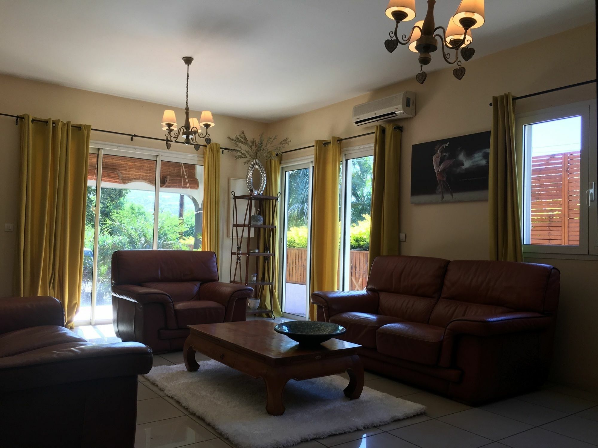 House With 5 Rooms In Etang Sale, With Wonderful Mountain View, Enclos Bagian luar foto